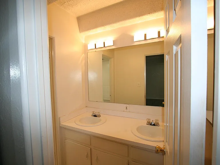 1085 N Pearl St #203 — Photo 7