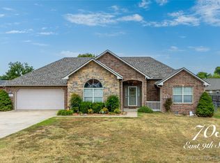 703 E 9th St, Grove, OK 74344