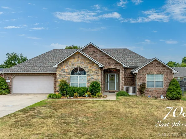 703 E 9th St, Grove, OK 74344