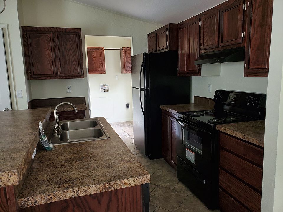 LARGE KITCHEN