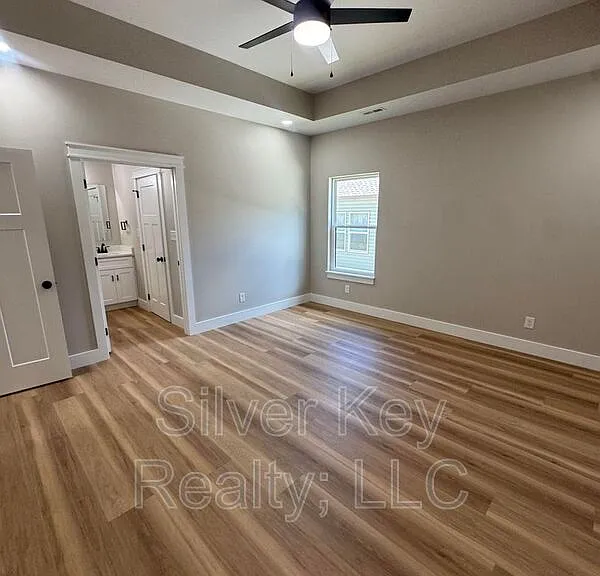 924 Stratford Ave — Photo 14