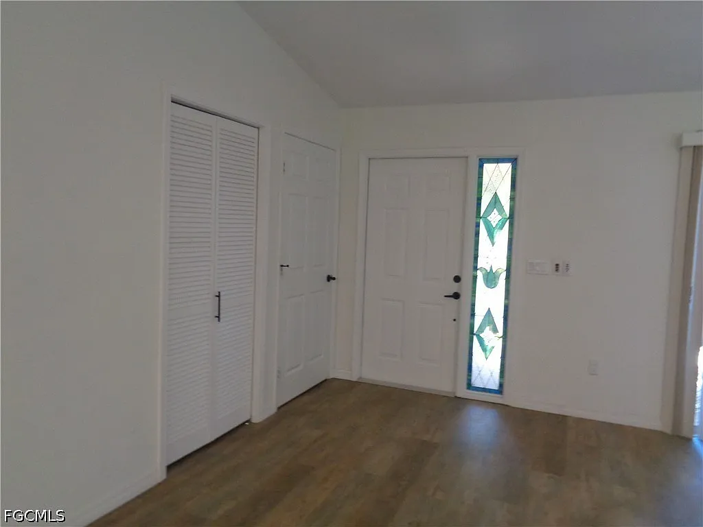 3 bed, 2.0 bath, 1378 sqft, $2,200 — Photo 2
