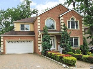 1170 Cumbermeade Rd, Fort Lee, NJ 07024