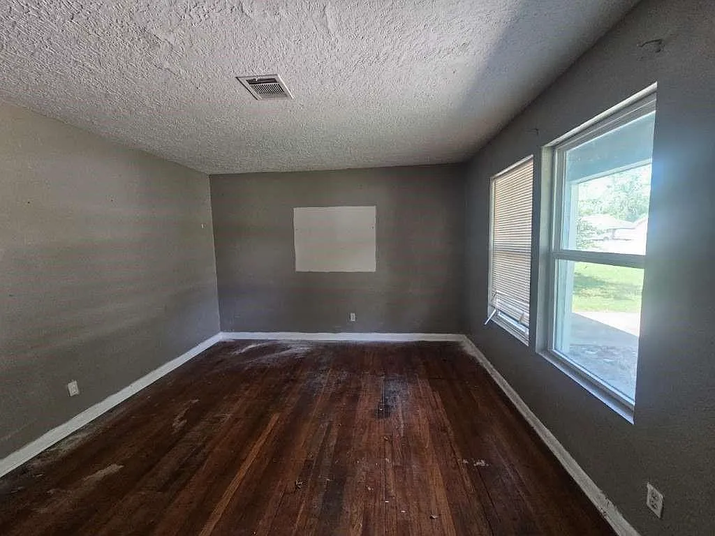 3 bed, 1.0 bath, 1078 sqft, $1,799 — Photo 3