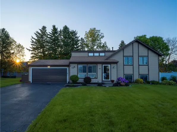 40 Constance Way E, Rochester, NY 14612