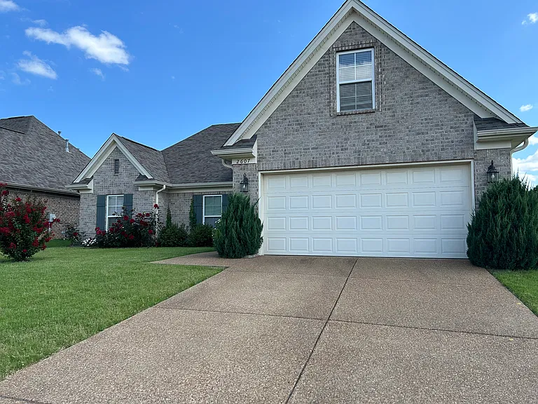 2607 Dawnwood Cir N — Photo 1