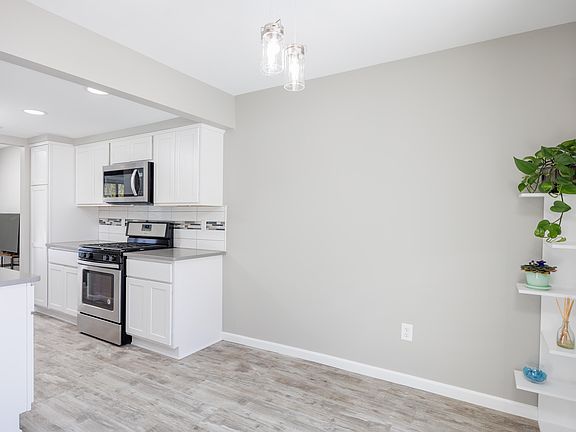 4th image of 1468 Oakbrook Dr E