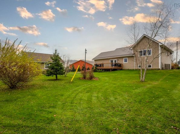 37 Ridgeview St, East Hants, NS B0N 1Y0