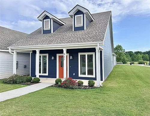 837 NE Heights Ln Photo 1