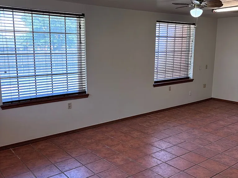 802 Amity Ln — Photo 32