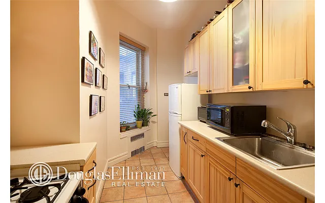 Sold by Douglas Elliman | media 14