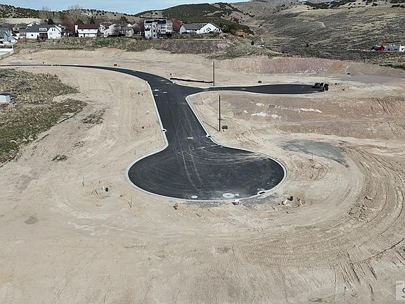 3rd image of 17 Falcon Ridge Dr