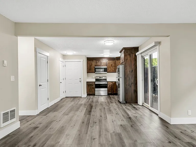 Cape Lee Apartments 2 & 3 Bedroom 1 Bathroom units — Photo 14