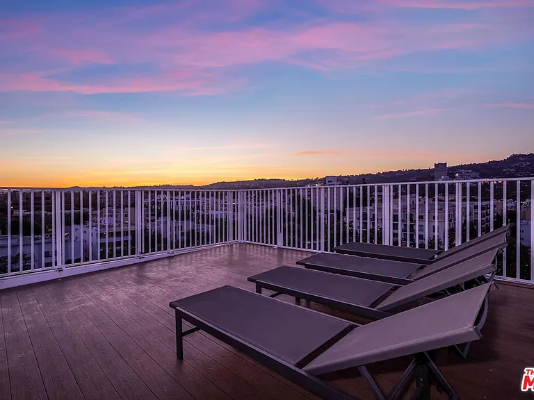137 N Doheny Dr #4 — Photo 43