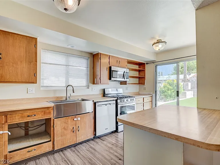 3917 W Oakey Blvd — Photo 8