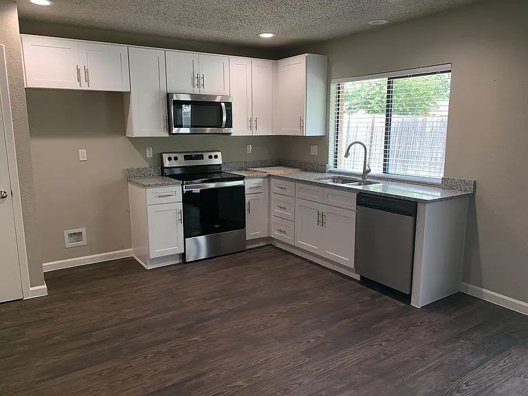 406 E Springdale Ln — Photo 1
