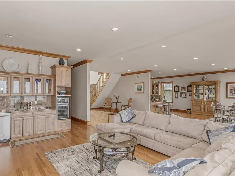 672 Dune Rd — Photo 8