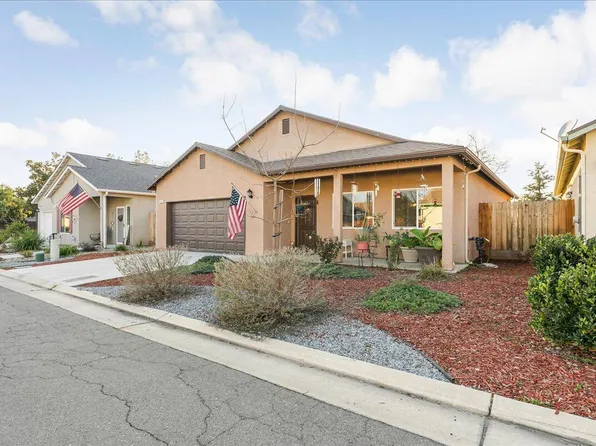 1237 Chestnut Lane, Dinuba, CA 93618