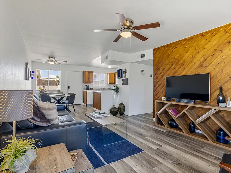 1502 W Shangri La Rd #2 — Photo 3