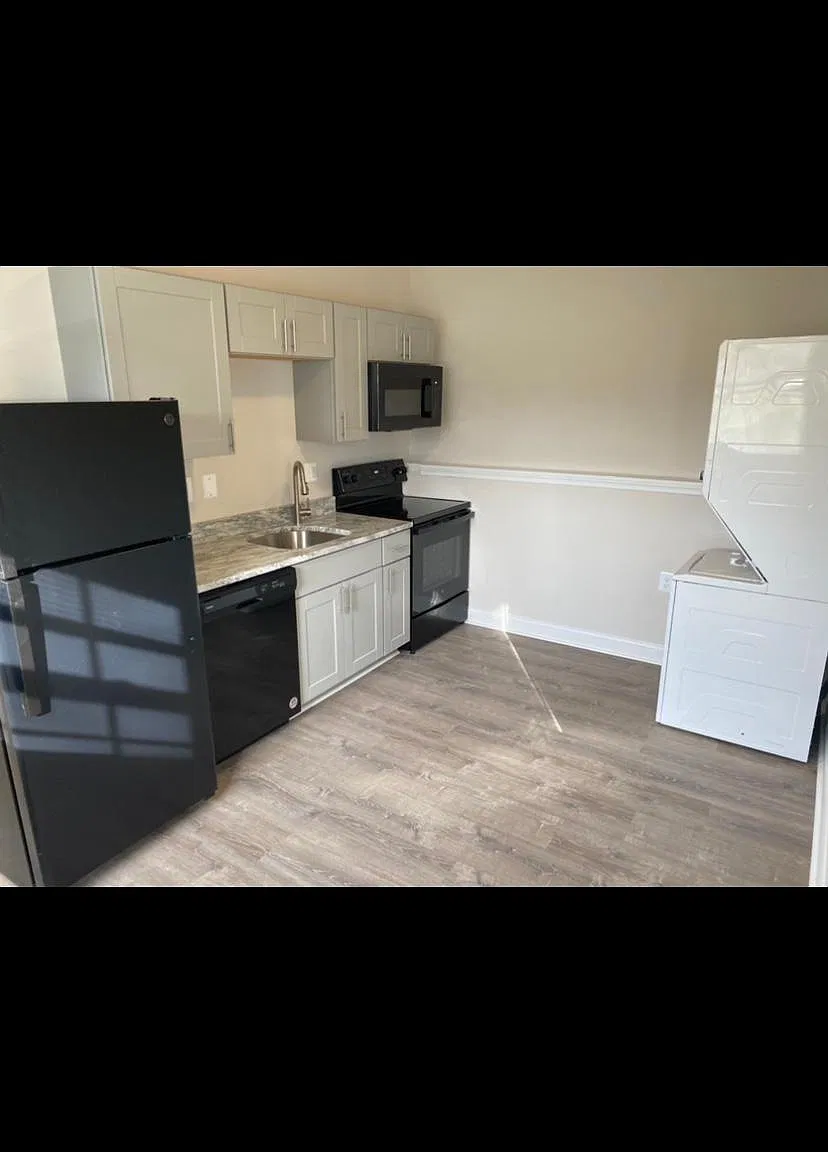 110 Chatfield Dr — Photo 2