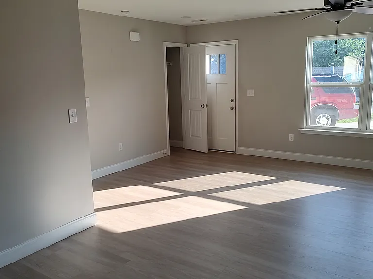 1607 N Green River Rd #B — Photo 5