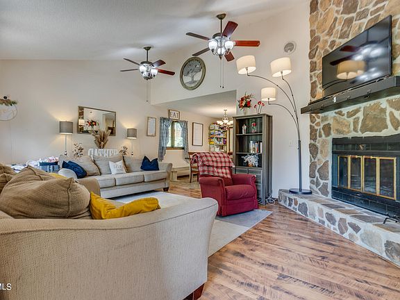 5th image of 4049 Black Oak Dr
