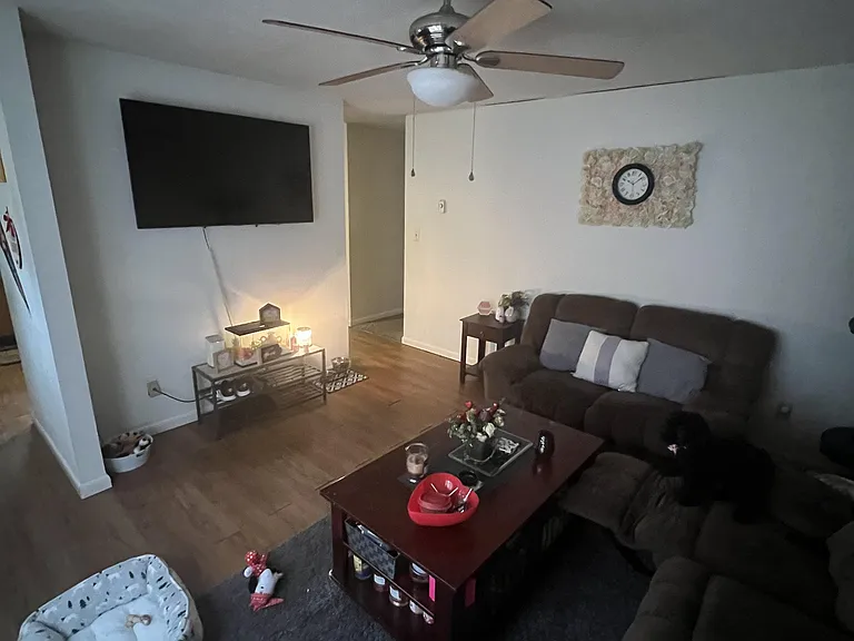 140 1/2 Lorentz St #B — Photo 3