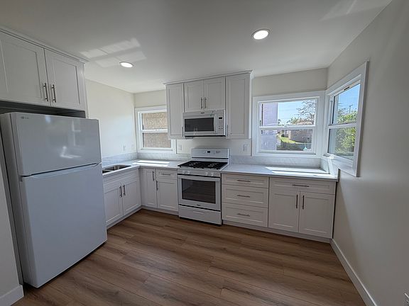 5th image of 110 W Maple Ave APT B