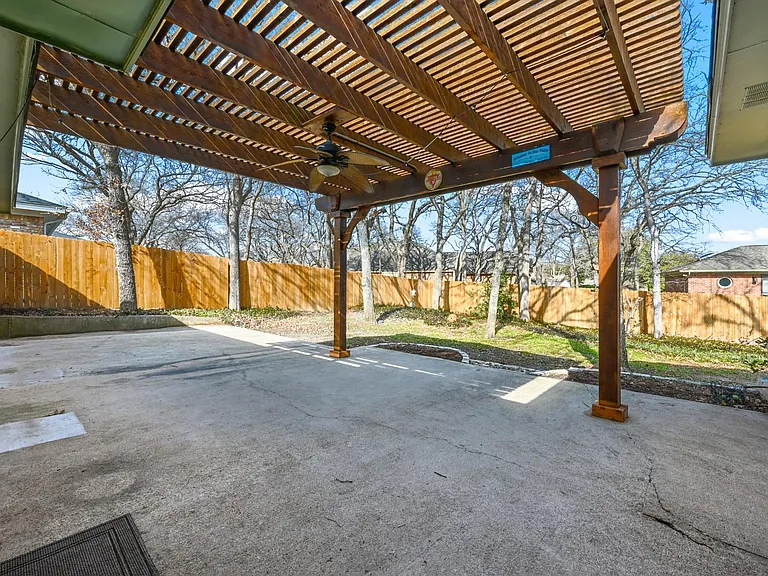 660 Springhill Dr — Photo 5