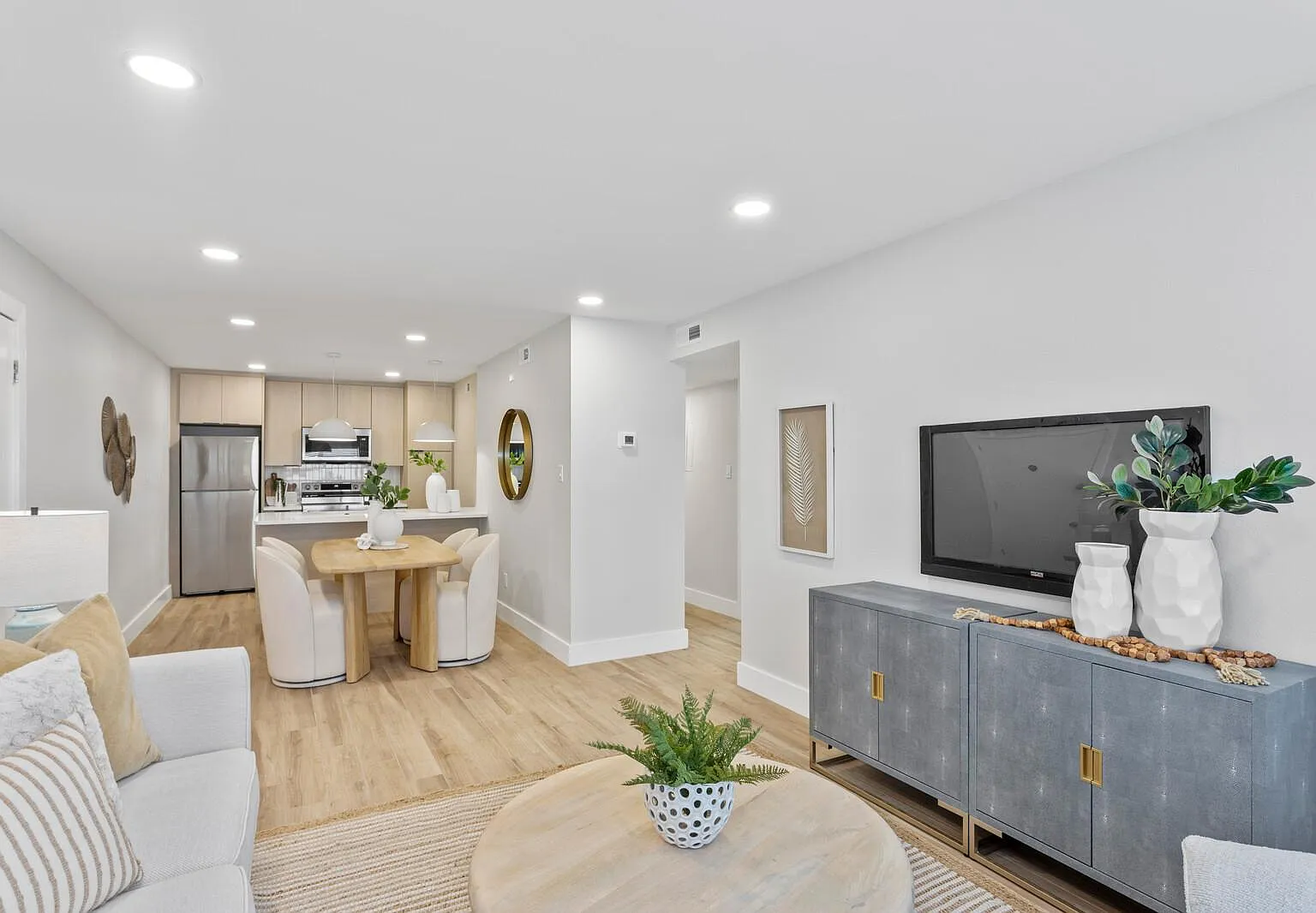 2 bed, 809 sqft, $2,100 — Photo 1