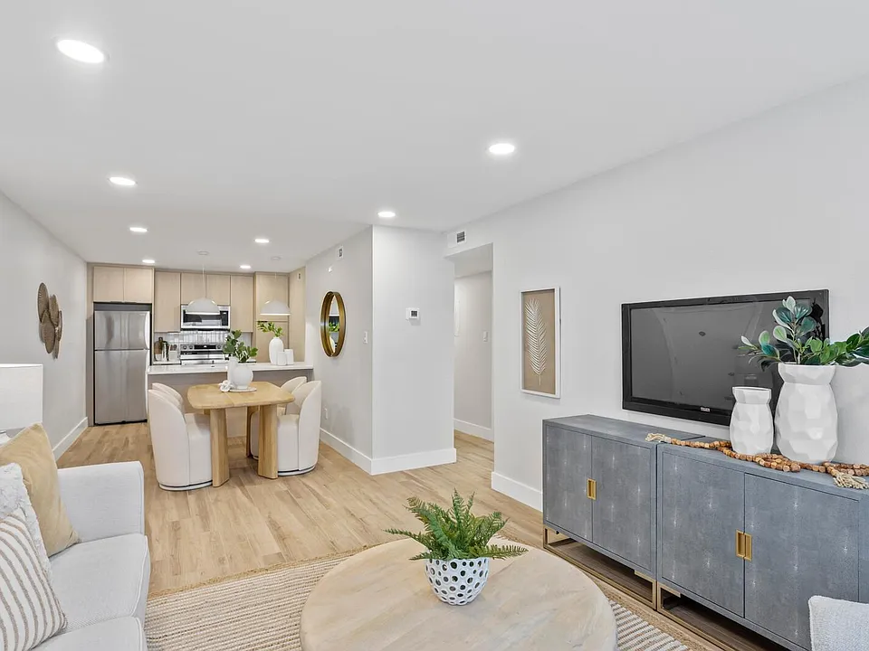 3618 W Lykes Ave #203