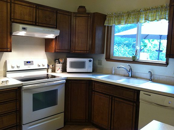 Kitchen: newer stove