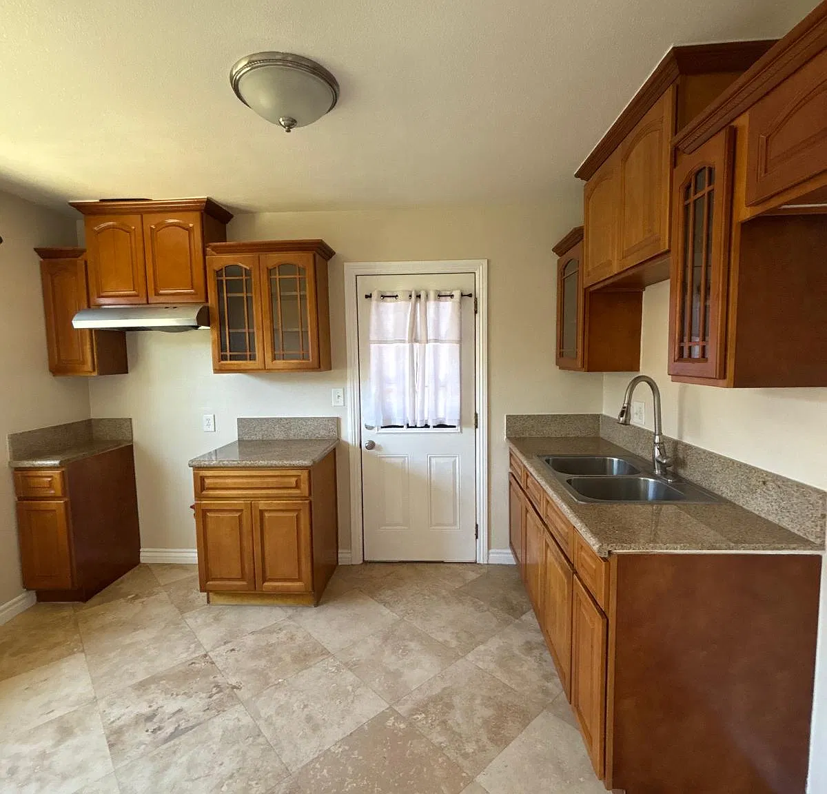 2 bed, 990 sqft, $1,975 — Photo 2