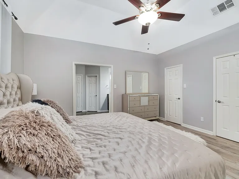 8412 Pioneer Dr — Photo 15