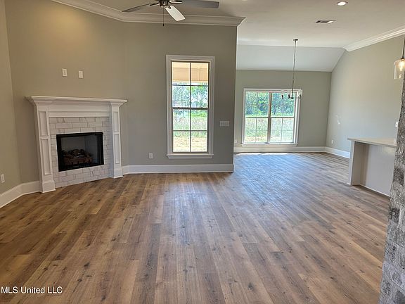 3rd image of 898 Glenwild Cir
