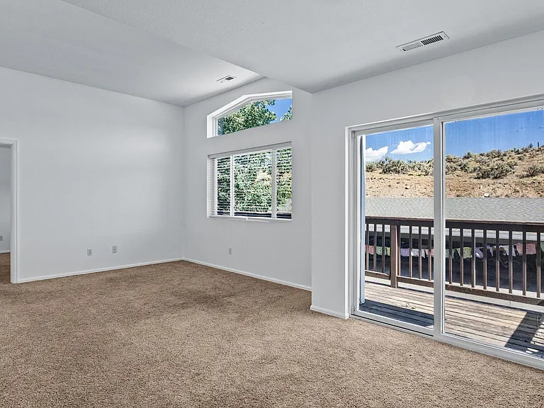 565 Redcliff Cir — Photo 2