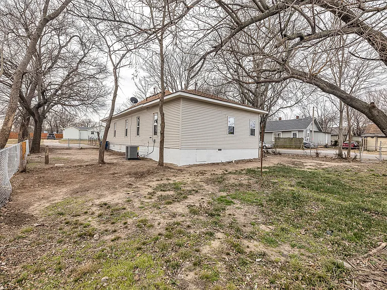 1017 W Newton St — Photo 17
