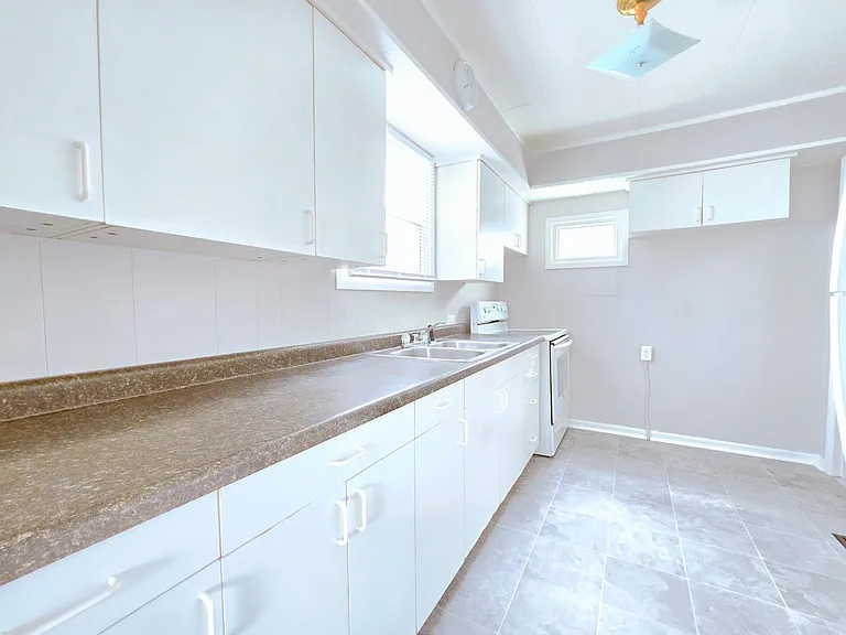729 N Elmer St — Photo 4