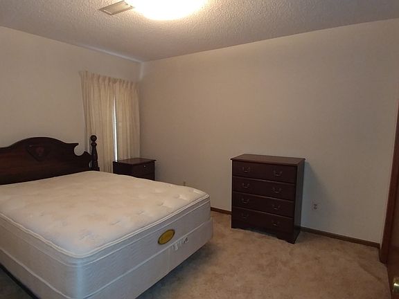 2nd bedroom w/closet