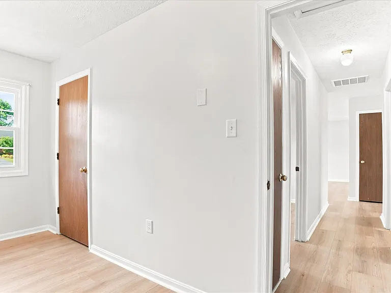 102 Linwood Ct — Photo 28