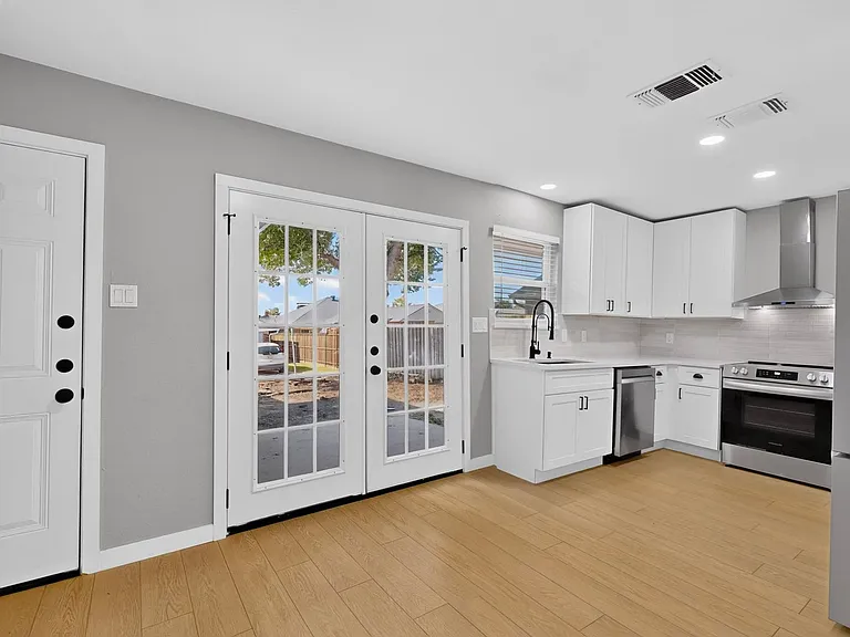 1748 Saint James Dr — Photo 14