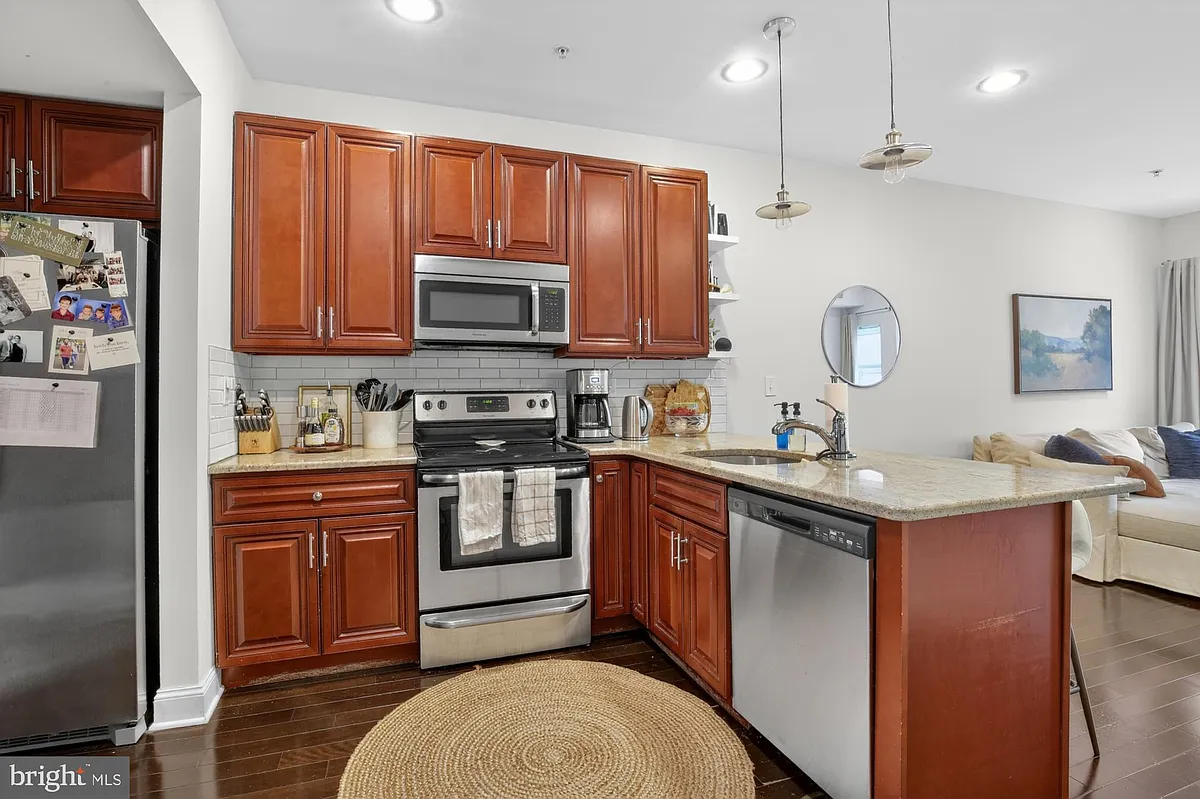 Building Photo - 2115 Carpenter St #2