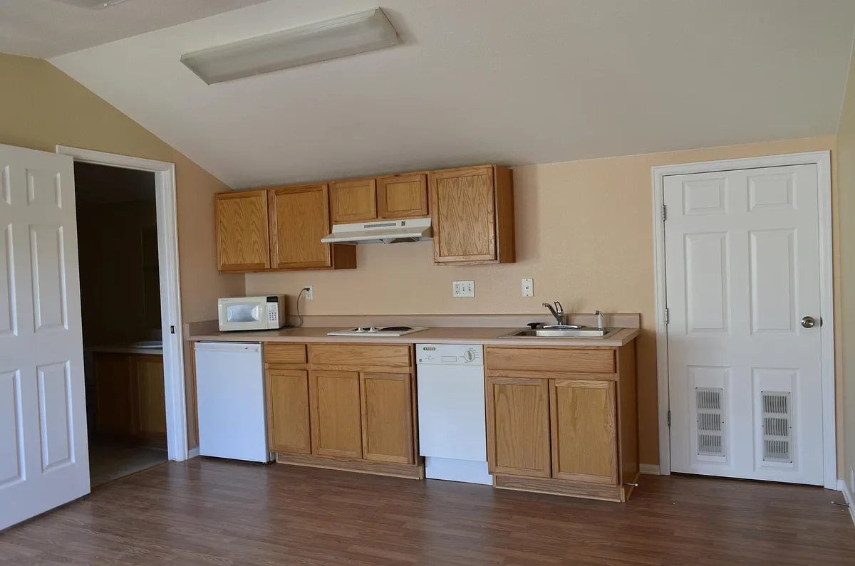Building Photo - 2304 Saint Paul Dr #B