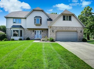 27 Garfield Ridge Ct, Willowbrook, IL 60527