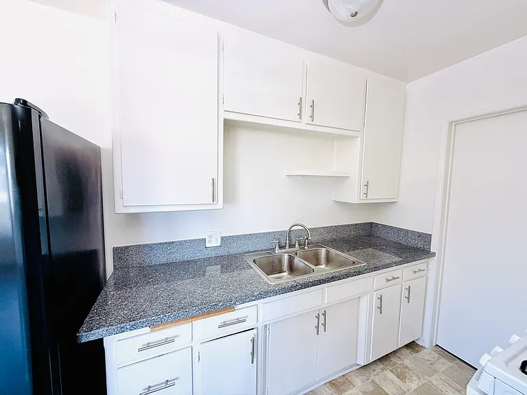 13635 Runnymede St #8 — Photo 7