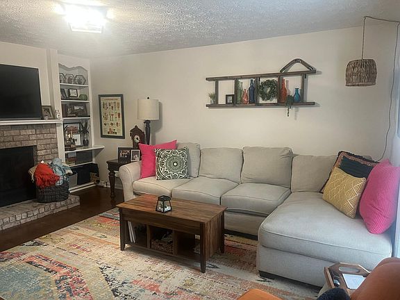 Living room. (16x13)