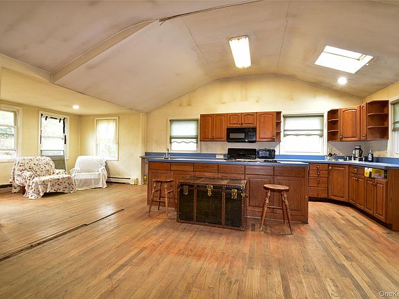 5th image of 149 Miller Place Road