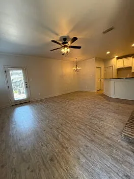 3 bed, 2.0 bath, 1367 sqft, $1,695 — Photo 4