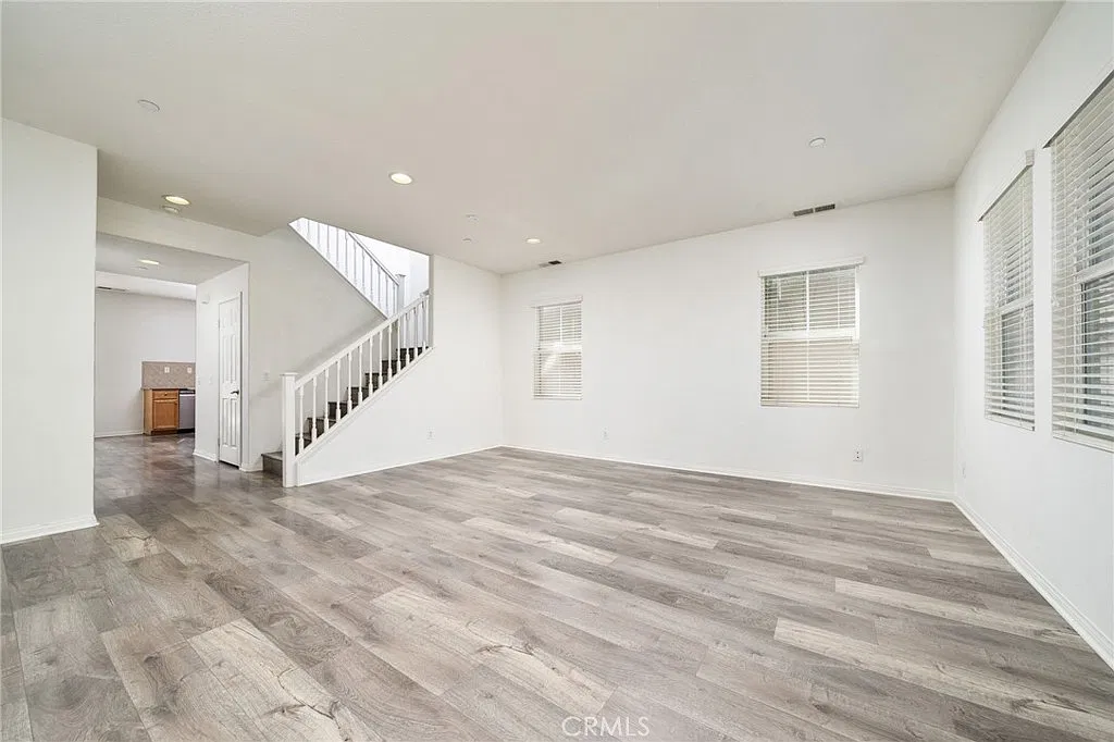 4 bed, 2.5 bath, 2504 sqft, $3,400 — Photo 2