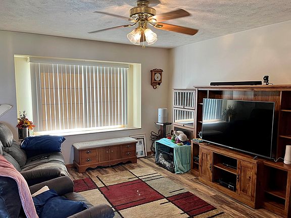 3rd image of 907 D Ave